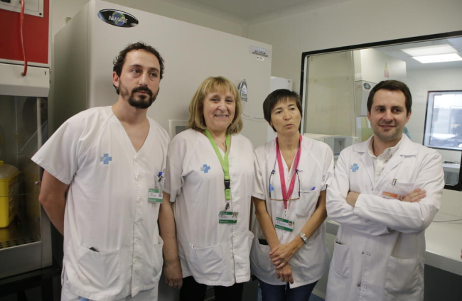 Una profesional trabajando las nuevas instalaciones del laboratorio de Microbiología.