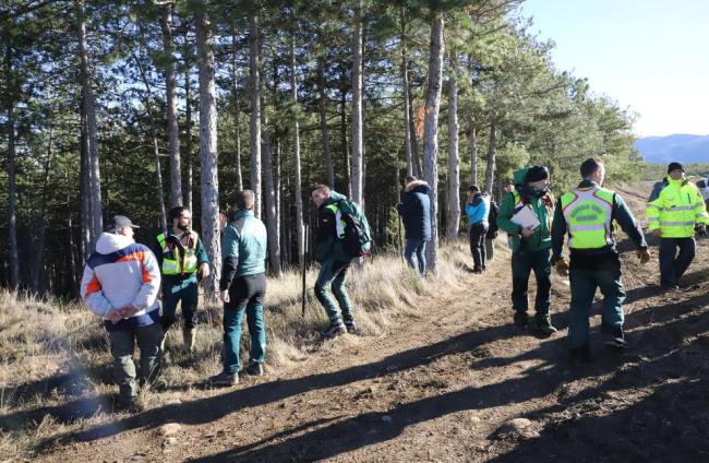 Los participantes en la batida antes de adentrarse en un bosque para intentar localizar al ‘boletaire’. 