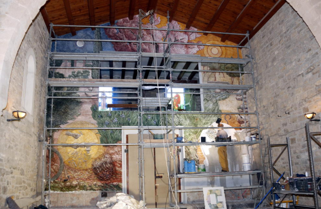 El mural que l'artista Josep Minguell pinta a l'ermita del parc de Sant Eloi de Tàrrega.