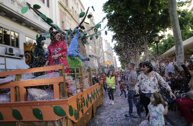 Desenes de persones entre grans i petits van participar en l’ofrena floral al patró de la ciutat, Sant Anastasi, ahir a la plaça Sant Joan.