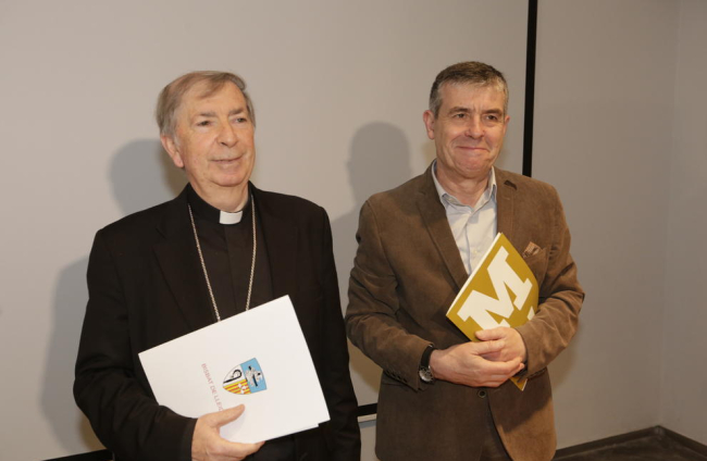El obispo Salvador Giménez y el director del Museu, Josep Giralt.
