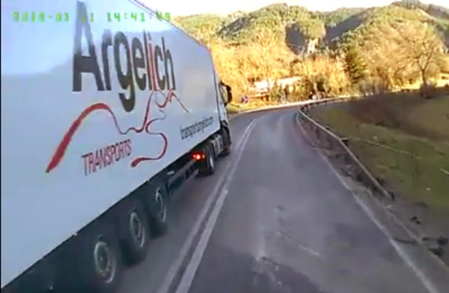 Imatge del vídeo del camió, que ahir es va fer viral.