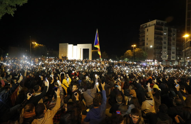 Imagen de la concentración inicial en la plaza Europa, que congregó a unas 2.000 personas que proyectaron luces con sus móviles.