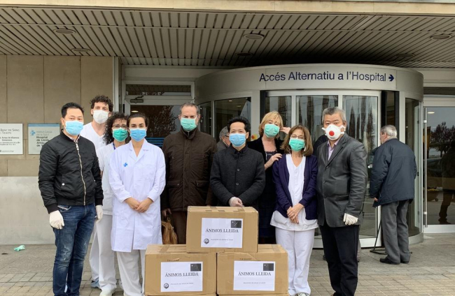 Solidaritat - L’Associació de Paisans Xinesos a Lleida va entregar ahir a l’hospital Arnau de Vilanova 10.000 màscares per al personal sanitari. Dissabte va entregar-ne 2.000 als Mossos i la Urbana. “Volem que els que estan en primera líni ...