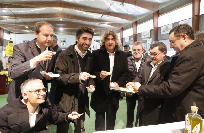 Imagen de un grupo de visitantes de la feria de Maials.