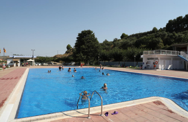 Bañistas ayer por la tarde en las piscinas municipales de Seròs.