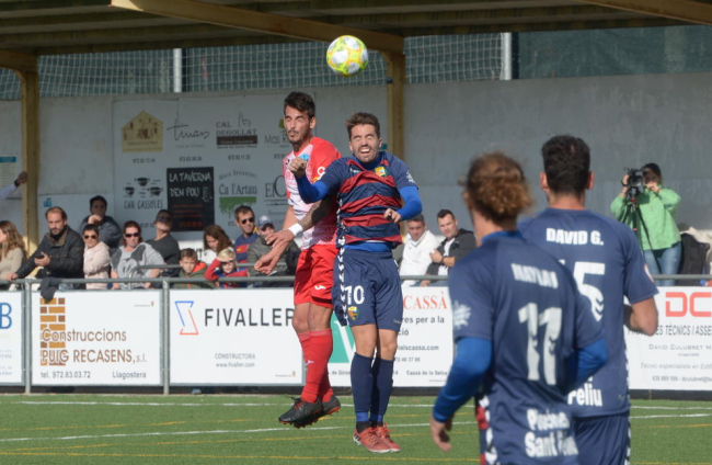 Liberto intenta controlar la pilota davant d’un jugador del Llagostera.
