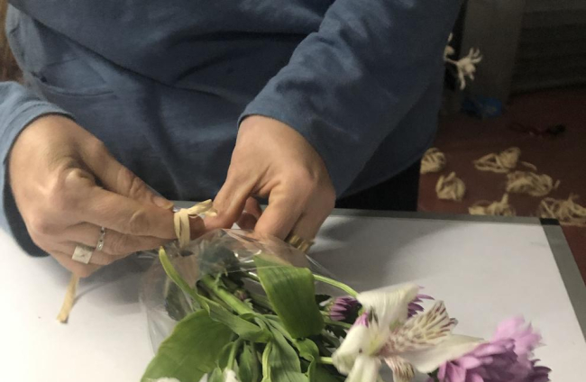 Una floristeria d'Oliana sorprèn els veïns deixant rams de flors a les seues portes