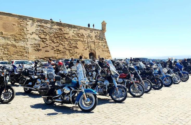 Alguns dels nombrosos motards que van participar en la concentració organitzada per Mototrobades Lleida a Mollerussa.