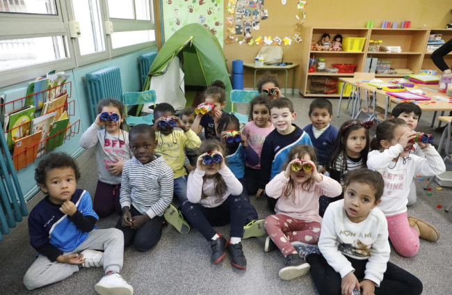 Los alumnos de P4, los ‘exploradores’, con su tienda de campaña y los prismáticos que han construido.