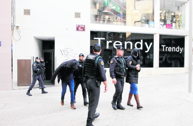 La Guardia Civil detuvo a dos personas en un piso de la calle Travessia del Carme en Lleida ciudad. 