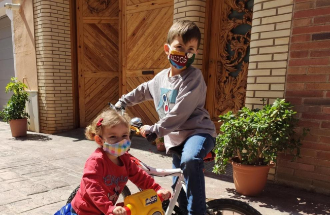 Nens i nenes de Solsona i Almacelles amb mascaretes infantils cosides per les diferents xarxes de voluntaris.