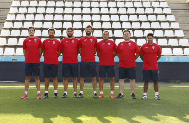 Jugadores y técnicos del Lleida Esportiu, ayer en el Camp d’Esports, antes del último entrenamiento previo al desplazamiento a Valencia.