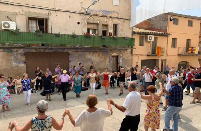 Benavent de Segrià  -  Los más pequeños del pueblo disfrutaron a lo grande con la fiesta de la espuma. El calor acompañó en una jornada con actos variados. 