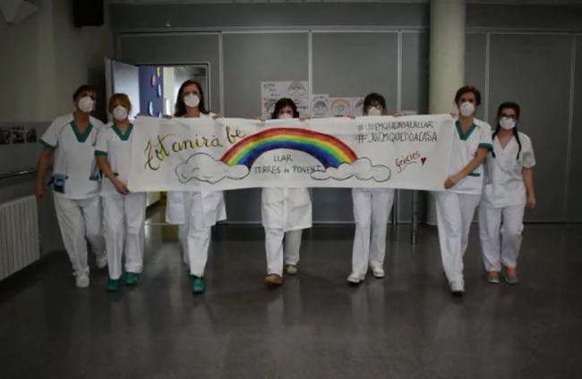 El personal del Centre Geriàtric Lleida s’acomiada abans de confinar-se amb els residents.