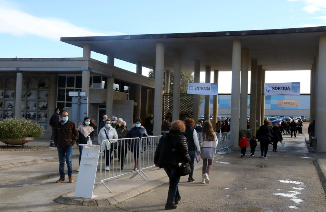 Miles de personas visitan el cementerio de Lleida para recordar a sus difuntos