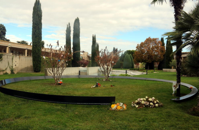 Miles de personas visitan el cementerio de Lleida para recordar a sus difuntos