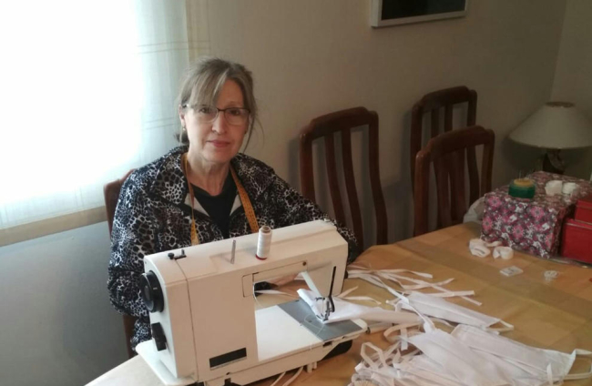 L’ajuntament de Torres de Segre reparteix mascaretes entre els veïns que més les necessiten.