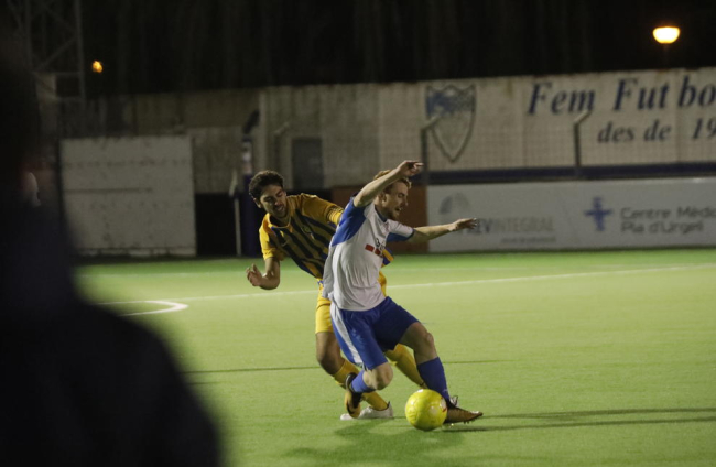 Roger Canadell logró dos goles ante el Sant Just, pero no fueron suficientes para evitar el empate visitante en el minuto 95.