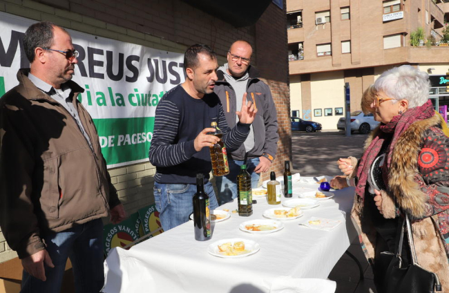 Unió de Pagesos ofreció ayer una cata de aceite a los viandantes en Lleida.