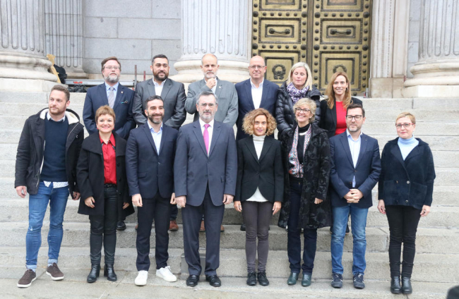 Foto de família dels diputats i senadors d’ERC després d’entregar les credencials com a electes.