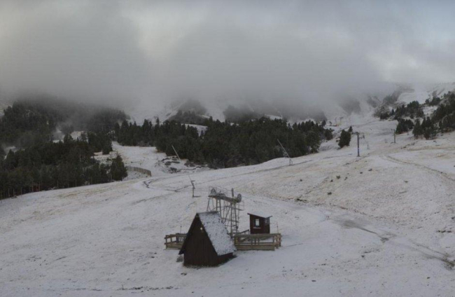 La nieve blanqueó ayer la estación del Port Ainé, en el Sobirà, ya que llegó a cotas altas del Pirineo.