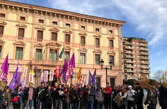 Concentració a Lleida en suport a la treballadora d'Atento acomiadada per acumulació de baixes