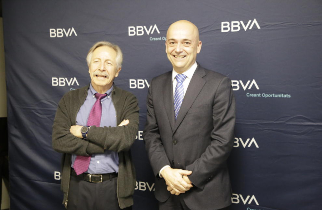 Josep Oliver  y el director de Zona de BBVA en Lleida, Víctor Blasco, presentaron ayer el Anuari.