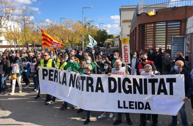 Un moment de la concentració de treballadors de la presó de Ponent.