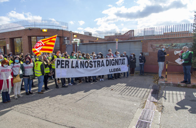 Unos 150 empleados participaron en la concentración de ayer ante las puertas de la prisión. 