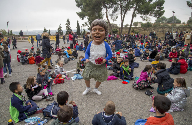Una de las niñas que depositó las flores en representación de su escuela.
