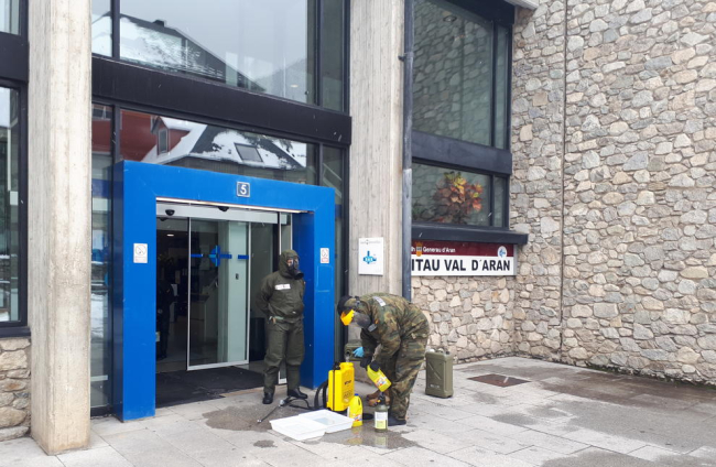 La Unitat Militar d’Emergències, ahir a l’entrada de la residència geriàtrica d’Àger.