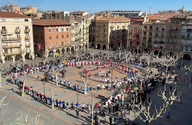 Els gegants i capgrossos van obrir la jornada festiva de diumenge.