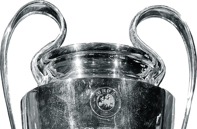 Mingueza y Lenglet intentan evitar que Thomas Müller, jugador del Bayern, remate a portería.