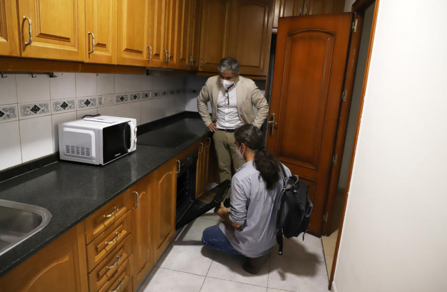 El director de la EMU, Guillermo Hervera, y el teniente de alcalde Sergi Talamonte inspeccionan un piso.