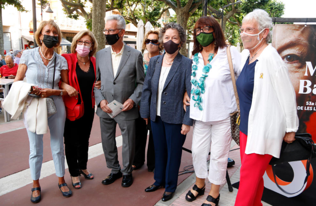 Maria Barbal, al centre, entre el president Aragonès i Marcel Mauri, així com amb altres autoritats que van assistir a la gala literària.