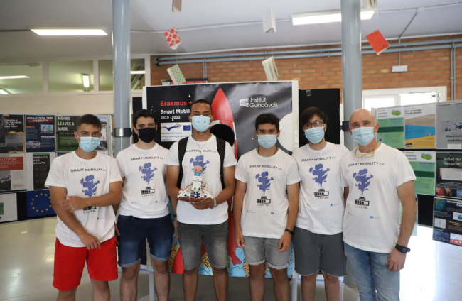 El instituto Guindàvols de Lleida presentó ayer su aportación al proyecto ‘Erasmus+ Smart Mobility’, con el que han diseñado trajes y robots para un hipotético viaje a la Luna.