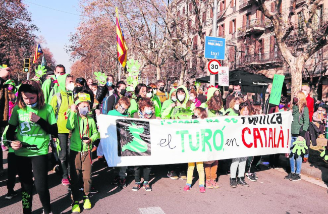 Els líders sindicals, polítics i d’entitats en defensa del català sostenen la pancarta de capçalera.
