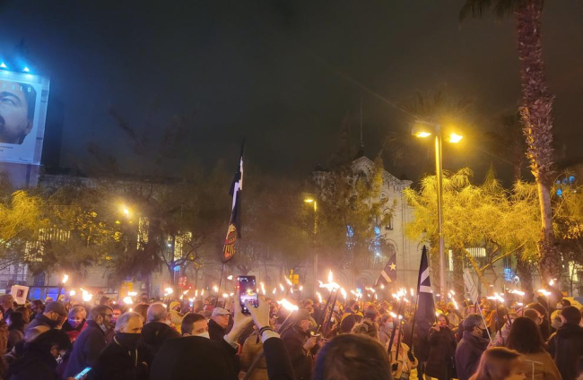 Els líders sindicals, polítics i d’entitats en defensa del català sostenen la pancarta de capçalera.