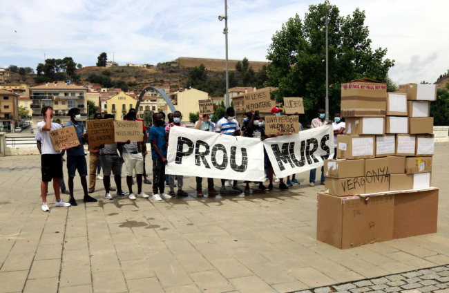 Mig centenar de persones es manifesten a Balaguer a favor dels migrants i refugiats i per demanar "prou murs"