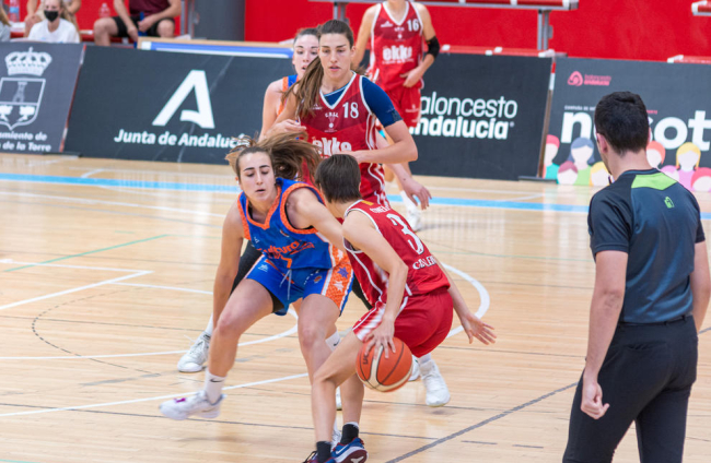Las jugadoras del CB Lleida celebran la victoria frente al filial del Valencia Basket, que les dio el ascenso a la Liga Femenina después de ser campeonas de Catalunya.