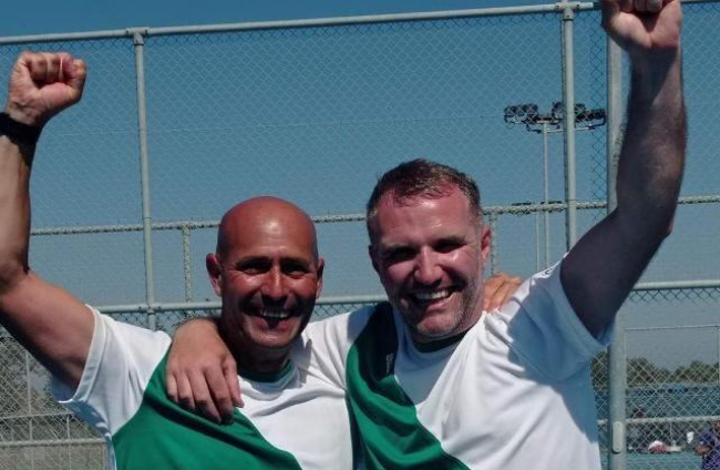 Carlos Miranda, primer per l’esquerra, amb els jugadors i l’altre capità de l’equip d’Irlanda quan van disputar la Copa Davis.