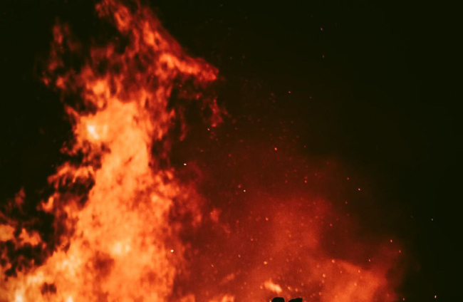 Gran foguera a Isil després del descens de falles.