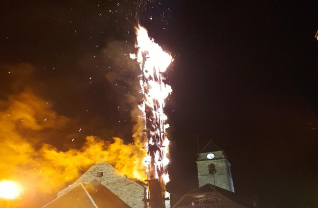 Gran foguera a Isil després del descens de falles.