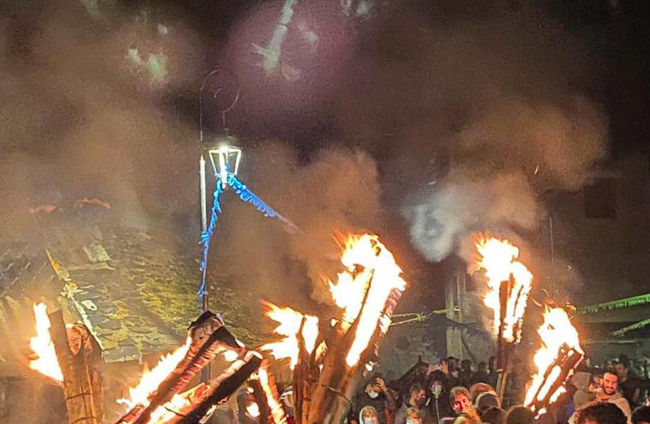 Gran foguera a Isil després del descens de falles.
