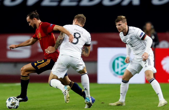 Jugadors de la selecció espanyola celebren un dels gols davant d’un abatut jugador alemany.