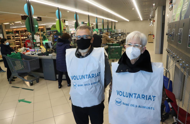 Una voluntaria del Gran Recapte, informando a unos clientes ayer en el Carrefour. 