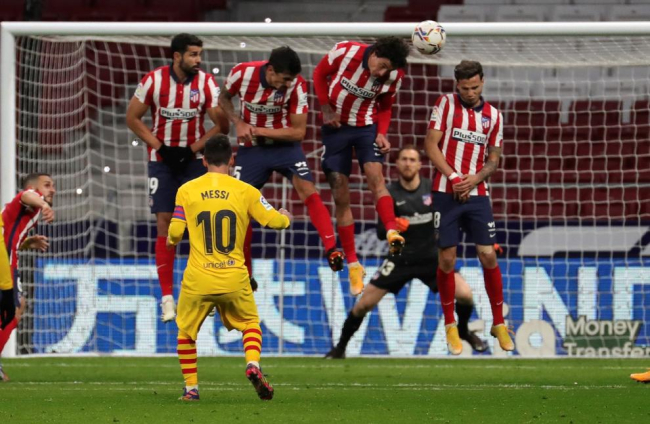 Gerard Piqué, en el suelo tras chocar con Correa, supo en un primer momento que la lesión en su rodilla derecha era importante.