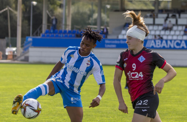 Julia Miró, que va acabar el partit amb un embenat al cap, intenta robar la pilota a una rival.