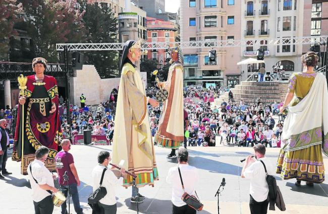 Ball dels gegants durant el Seguici, ahir a l’escenari de la plaça Sant Joan.